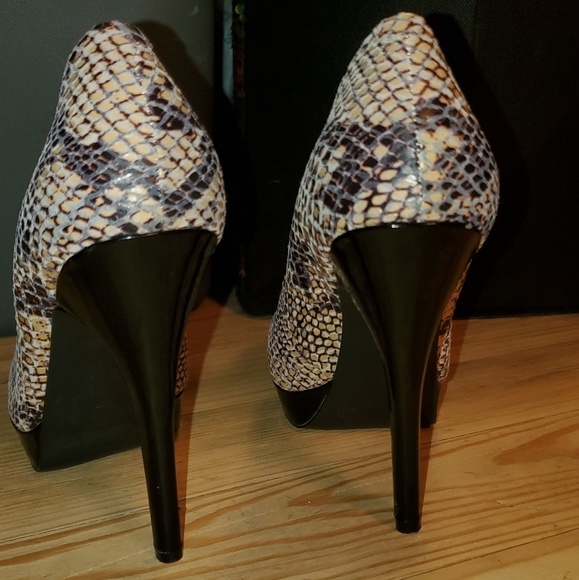 ARTURO CHANG. SIZE 6M, SNAKE SKIN LOOK, PUMPS, SEXY PUMPS. NEVER WORN OUTSIDE. - Picture 3 of 5